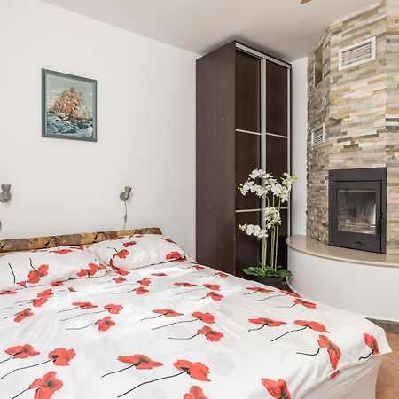 1 Bedroom Beautiful Apartment In Vrh Vrh  Dış mekan fotoğraf