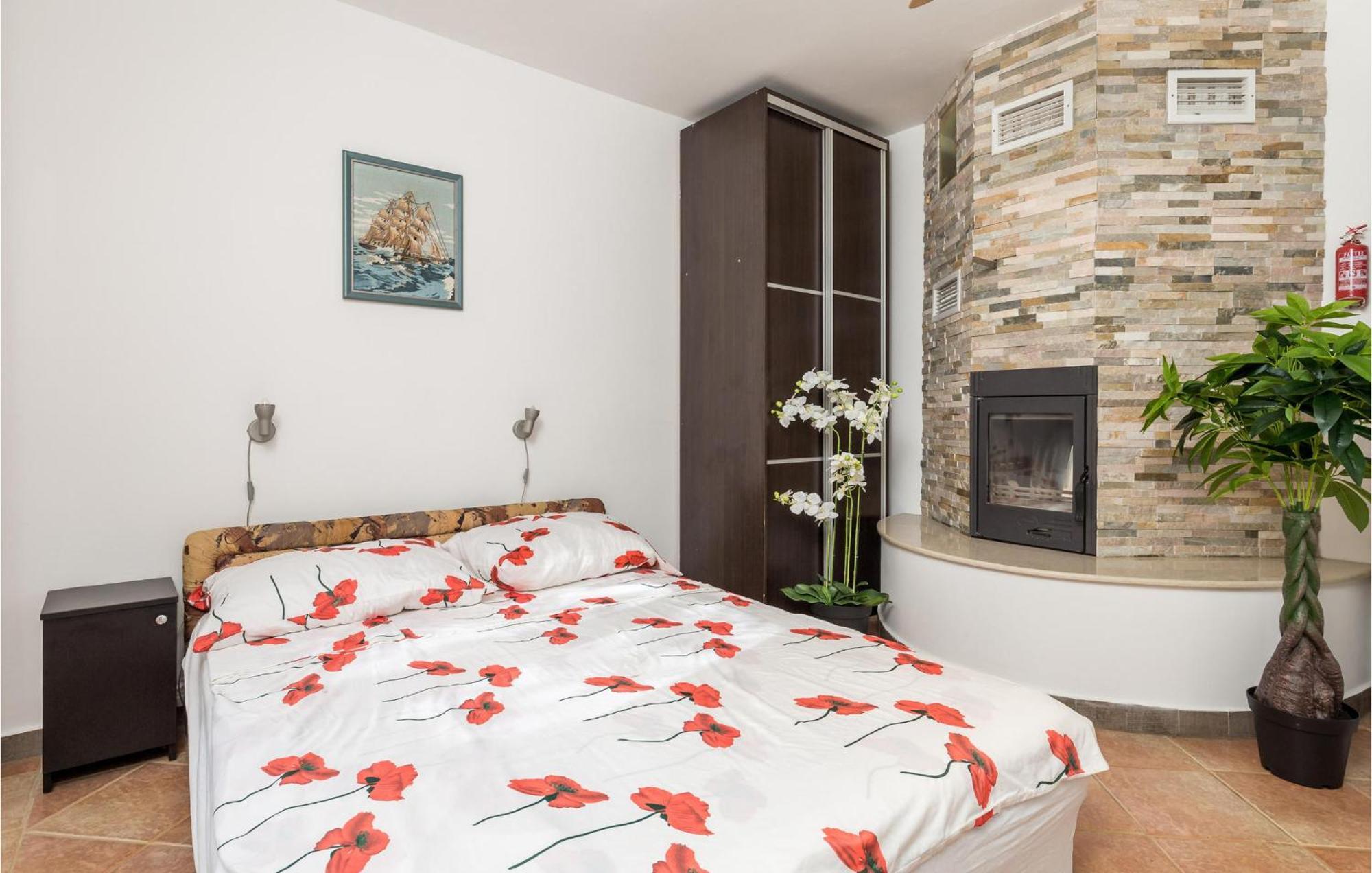 1 Bedroom Beautiful Apartment In Vrh Vrh  Dış mekan fotoğraf
