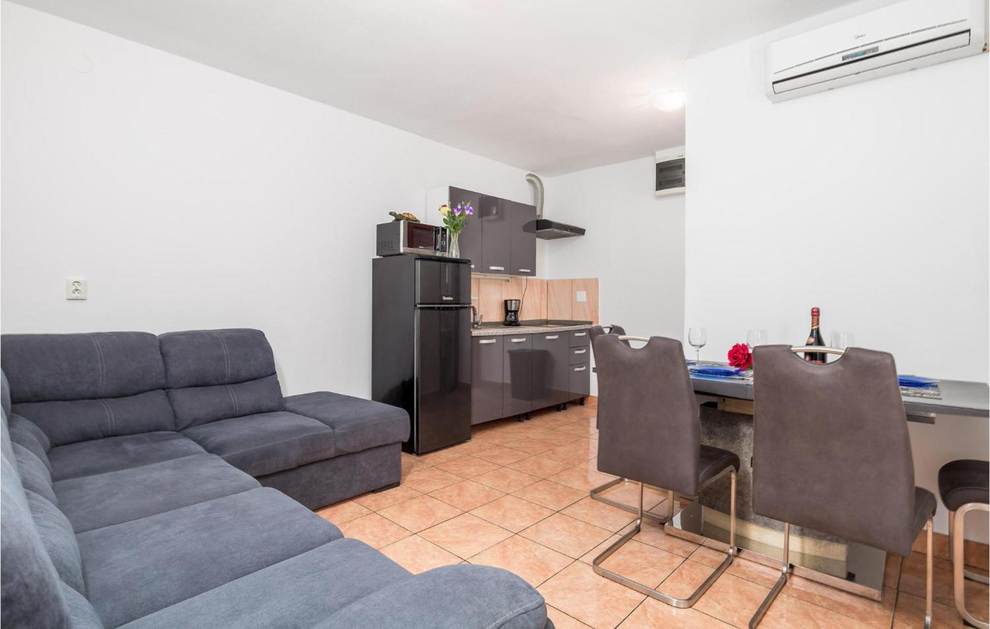 1 Bedroom Beautiful Apartment In Vrh Vrh  Dış mekan fotoğraf