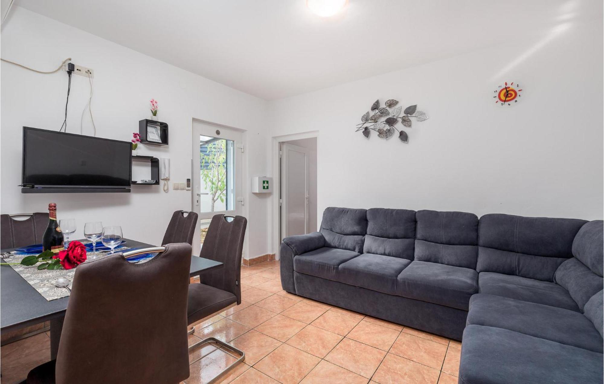 1 Bedroom Beautiful Apartment In Vrh Dış mekan fotoğraf