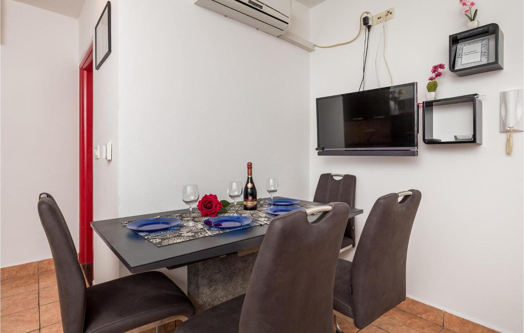 1 Bedroom Beautiful Apartment In Vrh Vrh  Dış mekan fotoğraf