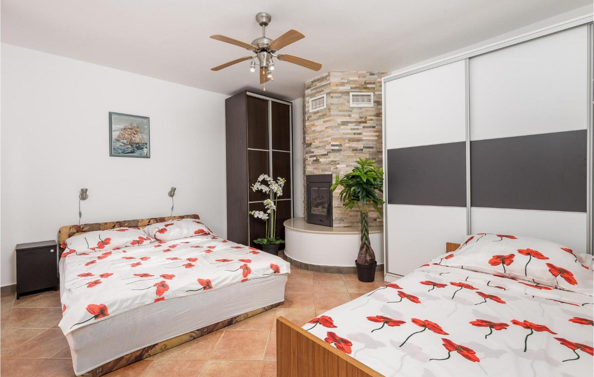 1 Bedroom Beautiful Apartment In Vrh Vrh  Dış mekan fotoğraf