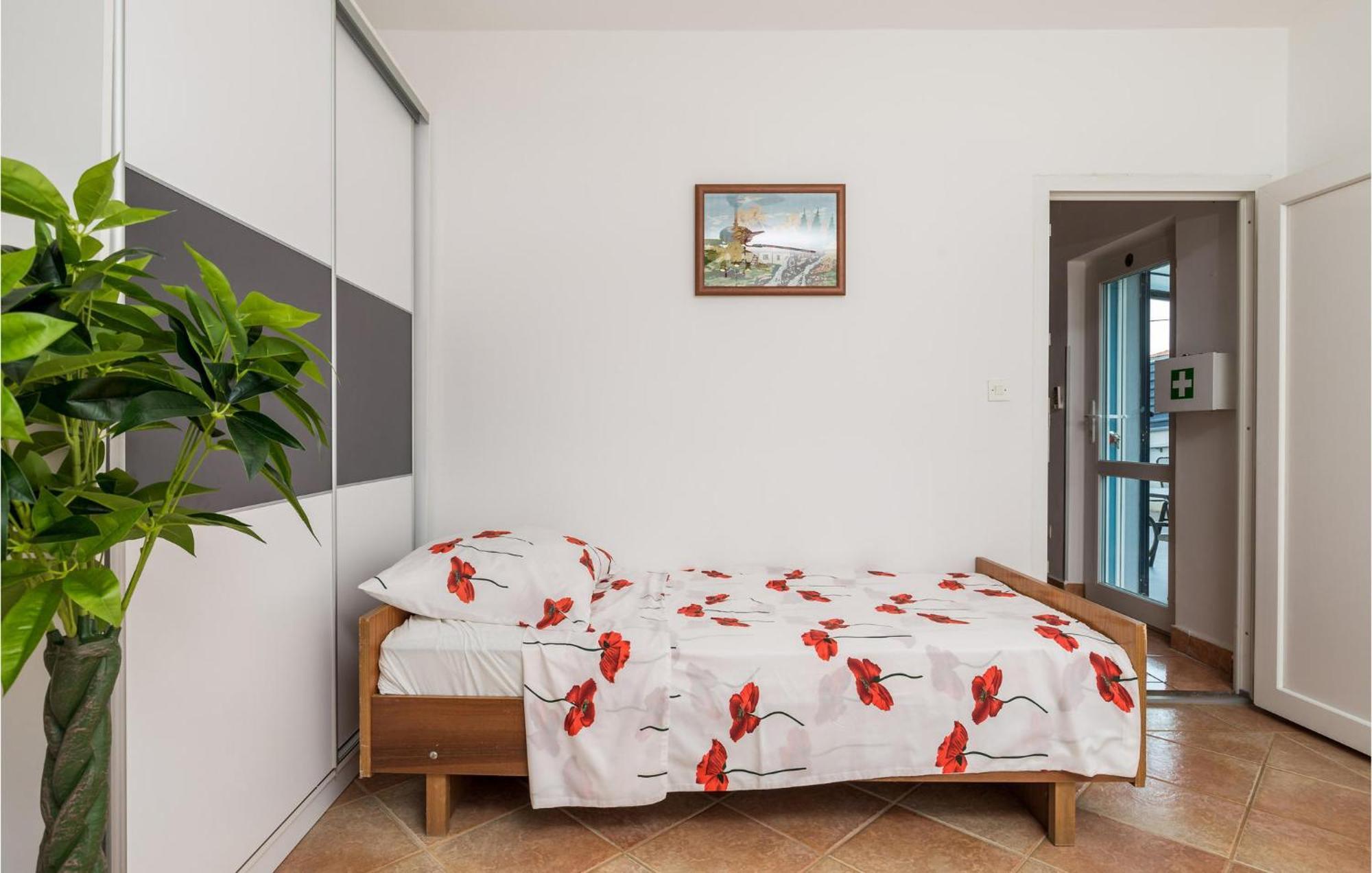 1 Bedroom Beautiful Apartment In Vrh Vrh  Dış mekan fotoğraf